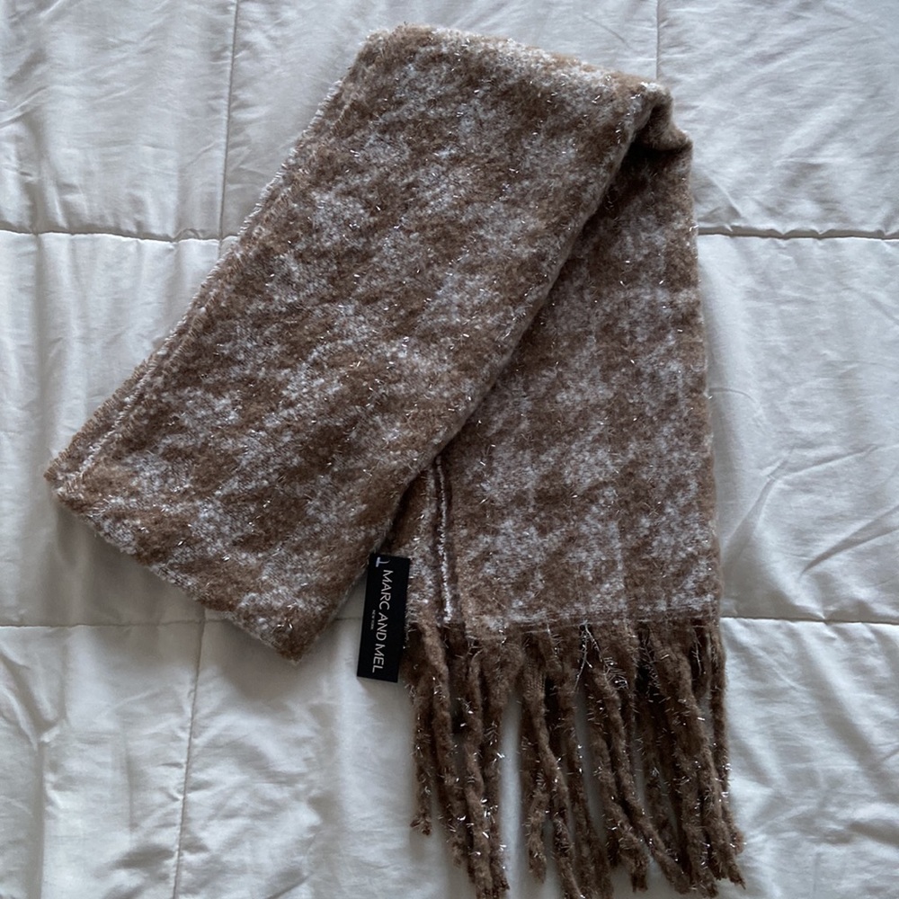 NWT Brown & White Sparkly Blanket Scarf with Fringes Tassels